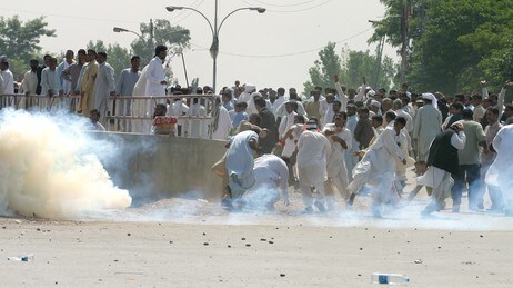 Tilhengere av Sharif angrepet (Foto: Anjum Naveed/AP) Tilhengere av Sharif angrepet (Foto: Anjum Naveed/AP)