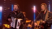 Her spiller Stöckl med DDE - Østerrikeren Alexander Stöckl, som er trener for det norske hopplandslaget, sang og spilte med DDE da han var gjest hos Anne Lindmo. 