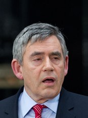 Gordon Brown annonserer at han går av (Foto: LEON NEAL/Afp) Gordon Brown annonserer at han går av (Foto: LEON NEAL/Afp)
