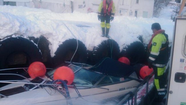 Mannskapet på redningsskøyta under hevingen av fritidsbåten. Foto: Redningsskøyta RS «Ryfylke» Mannskapet på redningsskøyta under hevingen av fritidsbåten. Foto: Redningsskøyta RS «Ryfylke»