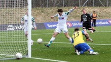 Sindre Marøy scorer for Løv-Ham mot Sandnes Ulf (Foto: Roy Hilmar Svendsen/NRK) Sindre Marøy scorer for Løv-Ham mot Sandnes Ulf (Foto: Roy Hilmar Svendsen/NRK)