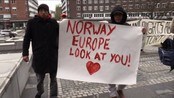 Romfolk demonstrerer i Oslo - Romfolk demonstrerer utenfor Oslo Rådhus mot at bystyret i kveld trolig vil vedta et forbud mot å sove ute i Oslo.