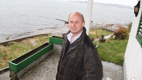 Hytte i strandkanten (Foto: Yngve Tørrestad/NRK) Hytte i strandkanten (Foto: Yngve Tørrestad/NRK)