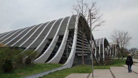 Eksteriør Renzo Pianos tre bygg til Zentrum Paul Klee. (Foto: Nina Skurtveit/NRK) Eksteriør Renzo Pianos tre bygg til Zentrum Paul Klee. (Foto: Nina Skurtveit/NRK)