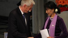 Thorbjørn Jagland og Aung San Suu Kyi (Foto: Su Thet Mon/NRK) Thorbjørn Jagland og Aung San Suu Kyi (Foto: Su Thet Mon/NRK)