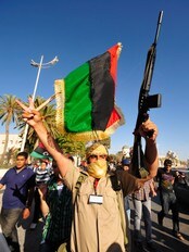 En opprørssoldat deltar i en demonstrasjon i Benghazi 17. mai (Foto: Esam Al-Fetori/Reuters) En opprørssoldat deltar i en demonstrasjon i Benghazi 17. mai (Foto: Esam Al-Fetori/Reuters)