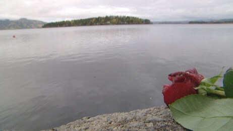 Utøya med rose foran (NRK) Utøya med rose foran (NRK)