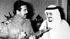 Saddam Hussein sammen med Saudia-Arabias avdøde konge Fahd bin Abdul Aziz (Foto: -/AFP)