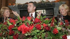 Jens Stoltenberg, Kristin Halvorsen og Åslaug Haga med Soria Moria- erklæringen (Foto: Sigurdsøn, Bjørn/SCANPIX)