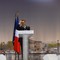 Nicolas Sarkozy med velregissert bakgrunn under folkemøtet hans på Concorde-plassen midt i Paris søndag 15. mars.