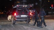 Politi henter ut utstyr fra biler på Lambertseter