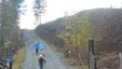 Stien til Gruveåsen starter ved de store slagghaugene like ved parkeringsplassen. Den er skiltet og blåmerket.