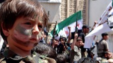 Demonstrasjoner i Binnish, Idlib-provinsen i Syria etter flere massakre (Foto: NTB Scanpix/AFP) Demonstrasjoner i Binnish, Idlib-provinsen i Syria etter flere massakre (Foto: NTB Scanpix/AFP)