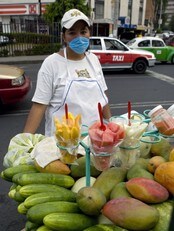 En gateselger med munnbind i Mexico (Foto: OMAR TORRES/AFP) En gateselger med munnbind i Mexico (Foto: OMAR TORRES/AFP)