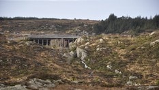 En artig konstruksjon av tre. Stien går rett på nedsiden av demningen.