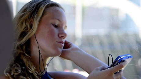Jente lytter til iPod. (Foto: Falch, Knut /SCANPIX ) Jente lytter til iPod. (Foto: Falch, Knut /SCANPIX )