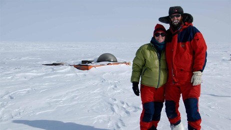 Mary og Jan-Gunnar foran taket som stikker opp fra den nedlagte stasjonen. (Foto: Norsk Polarinstitutt) Mary og Jan-Gunnar foran taket som stikker opp fra den nedlagte stasjonen. (Foto: Norsk Polarinstitutt)