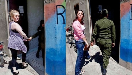 Stina Brendemo Hagen og Madeleine Rodriguez på vei inn i fengselet i Cochabamba, Bolivia (Foto: Stian Lysberg Solum/Scanpix) Stina Brendemo Hagen og Madeleine Rodriguez på vei inn i fengselet i Cochabamba, Bolivia (Foto: Stian Lysberg Solum/Scanpix)