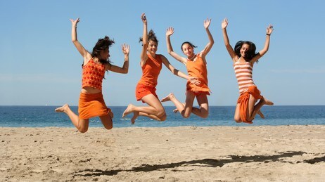 Hoppende jenter (Foto: Illustrasjonsfoto: www.scanstockphoto.com)