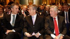 Sentralbanksjef Øystein Olsen flankert av Jens Stoltenberg (t.v.) og Sigbjørn Johnsen. (Foto: Karlsen, Anette/Scanpix) Sentralbanksjef Øystein Olsen flankert av Jens Stoltenberg (t.v.) og Sigbjørn Johnsen. (Foto: Karlsen, Anette/Scanpix)