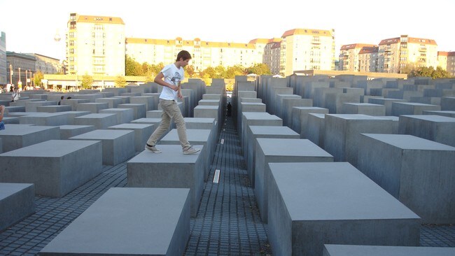 Holocaust minnesmerket i Berlin (Peter Eisenman). (Foto: Nina Skurtveit/NRK) Holocaust minnesmerket i Berlin (Peter Eisenman). (Foto: Nina Skurtveit/NRK)