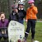 Tom-Ingar Bjørndals familie foran graven til bestefaren som døde av kreft. Supporterteamet mitt, skriver Tom-Ingar Bjørndal.