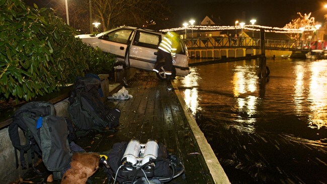 Bil tatt opp fra elven (Foto: Alf Ove Hansen/Scanpix)