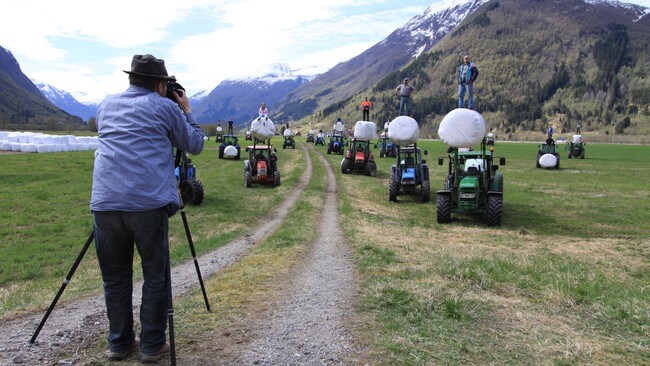 Rundballe-fotokunst i Fjærland (Foto: Gaute Dvergsdal Bøyum) Rundballe-fotokunst i Fjærland (Foto: Gaute Dvergsdal Bøyum)