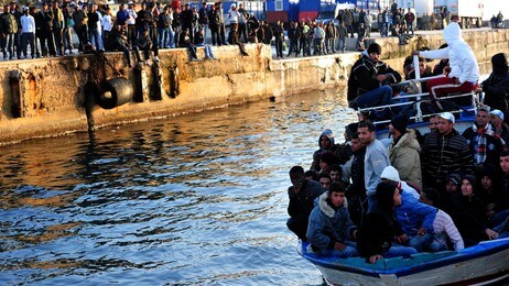 Tunisiske flyktninger ankommer Lampedusa (Foto: ALBERTO PIZZOLI/Afp) Tunisiske flyktninger ankommer Lampedusa (Foto: ALBERTO PIZZOLI/Afp)