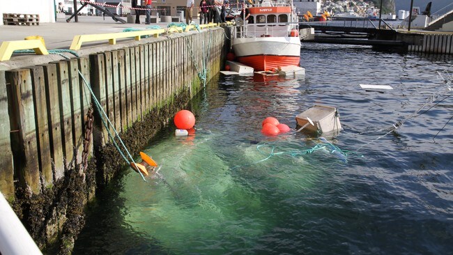 Sjark sokk ved kai i Måløy (Foto: Bjarne Eldevik)