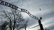 Over inngangen til Auschwitz I, sto mottoet Arbeit macht frei, «arbeid gjør (deg) fri».  (Foto: Katarina Stoltz /Scanpix/Reuters)