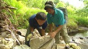 Sherpaer bygger i stein - Geirr Vetti har i mange år fått hjelp av sherpaer fra Nepal på fjellgården sin i Luster i Sogn (2006). 