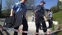 Politiet gjekk inn med våpen og slagbeskyttelse (Foto: Andreas Grimsæth/NRK) Politiet gjekk inn med våpen og slagbeskyttelse (Foto: Andreas Grimsæth/NRK)
