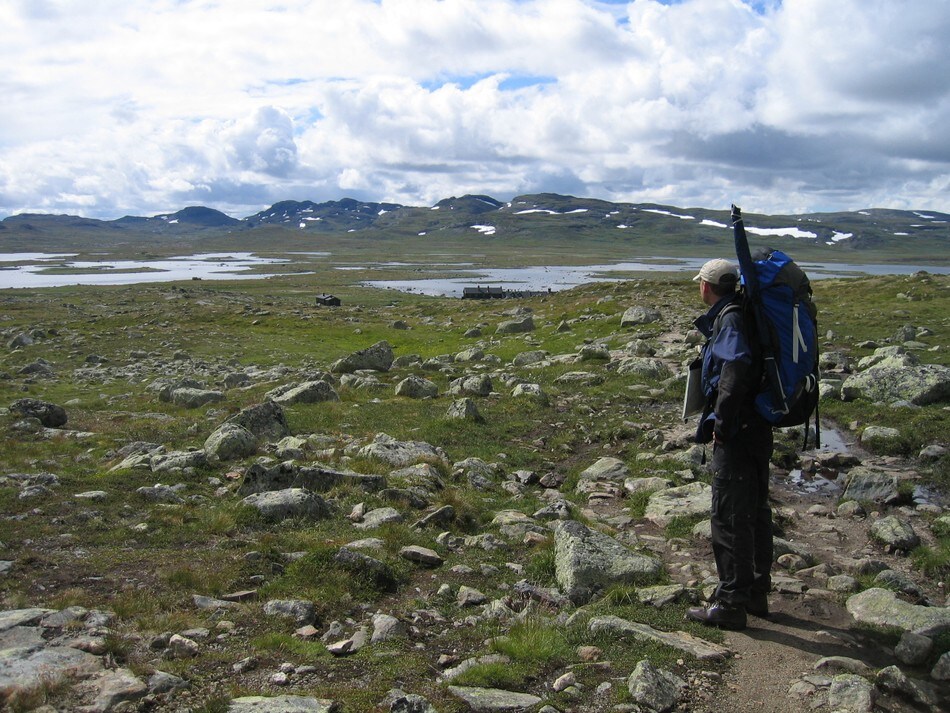 Sandhaug skimtes i det fjerne