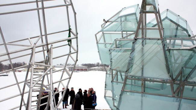 Skulpturen settes sammen på Karljohansvern. (Foto: Jan Gulliksen/NRK) Skulpturen settes sammen på Karljohansvern. (Foto: Jan Gulliksen/NRK)