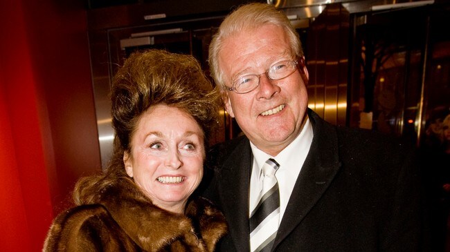 Carl I. og Eli Hagen ankommer «Damenes Aften» på Chat Noir (Foto: Poppe, Cornelius/Scanpix) Carl I. og Eli Hagen ankommer «Damenes Aften» på Chat Noir (Foto: Poppe, Cornelius/Scanpix)