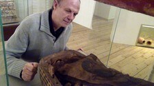 Frode Storås studerer mumien TESHEMMIN. (Foto: Leif Rune Løland/NRK) Frode Storås studerer mumien TESHEMMIN. (Foto: Leif Rune Løland/NRK)