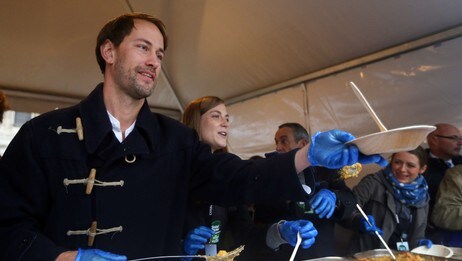 Den britiske forfatteren og aktivisten Tristram Stuart serverer mat i Paris (Foto: KENZO TRIBOUILLARD/Afp) Den britiske forfatteren og aktivisten Tristram Stuart serverer mat i Paris (Foto: KENZO TRIBOUILLARD/Afp)