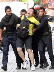 Demonstrasjoner i Kuala Lumpur i Malaysia (Foto: MOHD RASFAN/Afp) Demonstrasjoner i Kuala Lumpur i Malaysia (Foto: MOHD RASFAN/Afp)