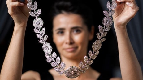 Ansatt med en diamant/smaragdsmykke (Foto: VALENTIN FLAURAUD/Reuters) Ansatt med en diamant/smaragdsmykke (Foto: VALENTIN FLAURAUD/Reuters)