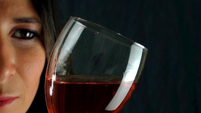 Kvinne med vinglass (Foto: colourbox.com/colourbox.com) Kvinne med vinglass (Foto: colourbox.com/colourbox.com)