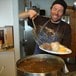 Ronny Finsås serverer tradisjonsmat på Finsehytta