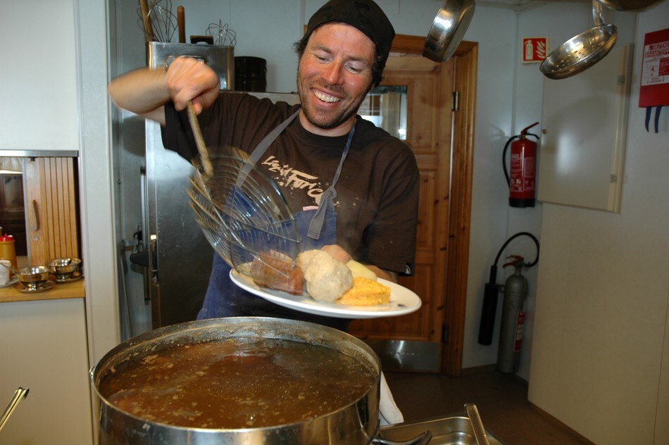 Ronny Finsås serverer tradisjonsmat på Finsehytta