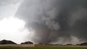 Den voldsomme tornadoen på vei mot Moore (Foto: STRINGER/Reuters) Den voldsomme tornadoen på vei mot Moore (Foto: STRINGER/Reuters)