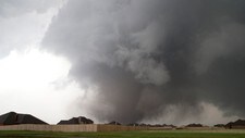 Den voldsomme tornadoen på vei mot Moore (Foto: STRINGER/Reuters) Den voldsomme tornadoen på vei mot Moore (Foto: STRINGER/Reuters)