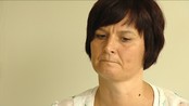 ME-syk lettet over vaksinedom - ME-syke May Britt Hovland er lettet over å bli trodd, og håper staten vil spare henne for atter en ankesak. I en ny dom slås det fast at statens vaksiner mot hjernehinnebetennelse gjorde henne kronisk syk.