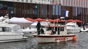 Nye søk med dykkere etter Eeva-Maria - Lørdag 25. mai fortsatte dykkere fra Bergen brannvesen søk i Vågen etter den savnede Eeva-Maria Sieppi. Politiet understreker at de ikke har konkrete holdepunkter for å søke i Vågen.