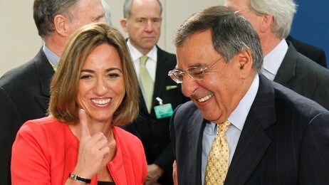 Carme Chacon og Leon Panetta (Foto: YVES HERMAN/Reuters) Carme Chacon og Leon Panetta (Foto: YVES HERMAN/Reuters)