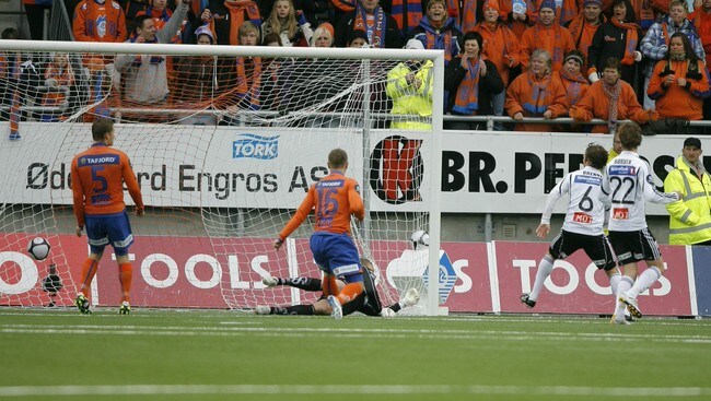 Odds Simen Brenne scorer mot Aalesund (Foto: Ekornesvåg, Svein Ove/Scanpix)