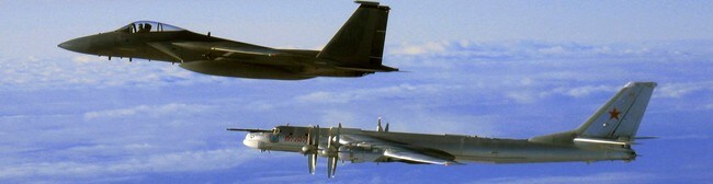 Russisk bombefly og amerikansk jagerfly. Illustrasjonsfoto (AP) Russisk bombefly og amerikansk jagerfly. Illustrasjonsfoto (AP)